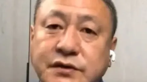 印度举重冠军杠铃压脖离世，江苏新闻广播报道悲剧时刻